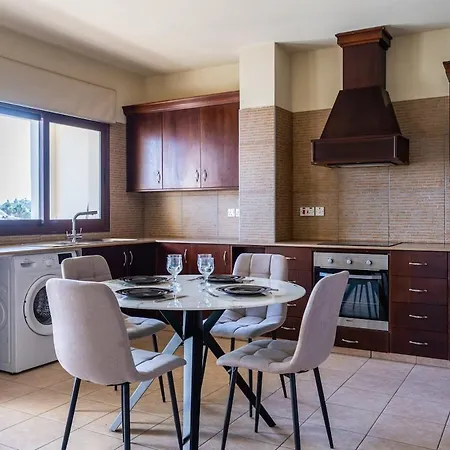 Modern 2-bedroom With Balcony & Wifi لارنكا