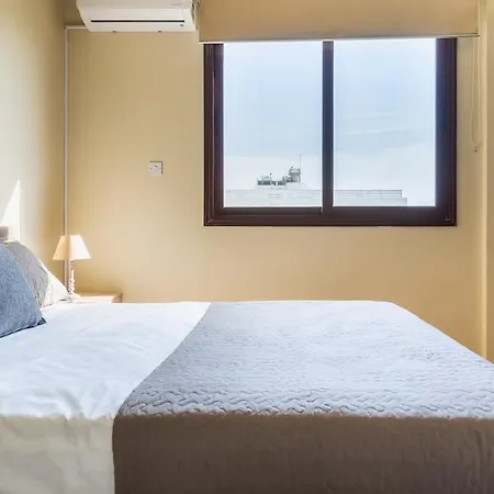 Modern 2-bedroom With Balcony & Wifi شقة لارنكا