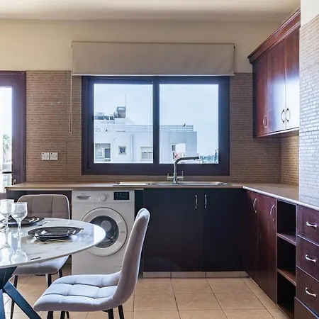 Apartment Modern 2-bedroom With Balcony & Wifi Larnaca