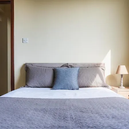 شقة Modern 2-bedroom With Balcony & Wifi *
