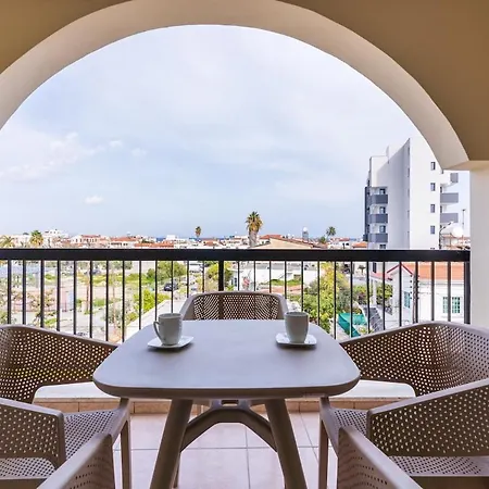 Modern 2-bedroom With Balcony & Wifi شقة
