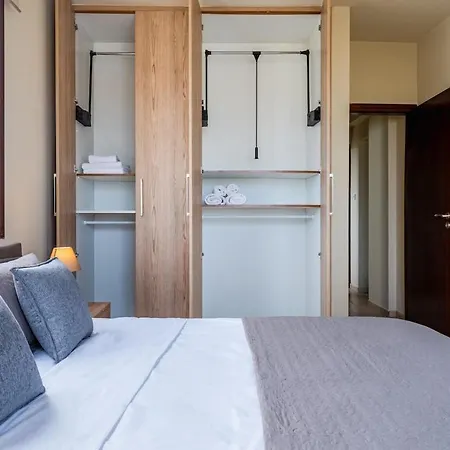 شقة Modern 2-bedroom With Balcony & Wifi *