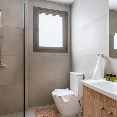 Modern 2-bedroom With Balcony & Wifi شقة *