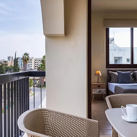 Modern 2-bedroom With Balcony & Wifi * لارنكا