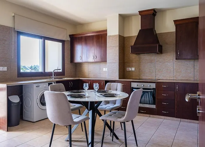 Modern 2-bedroom With Balcony & Wifi Larnaca