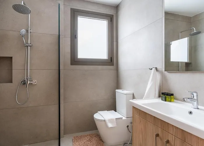 Modern 2-bedroom With Balcony & Wifi Apartment *